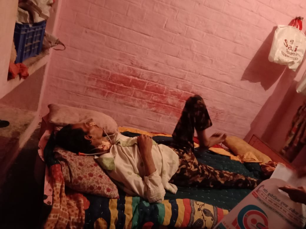 इलाज के अभाव में अपने घर पर ही मौत और ज़िंदगी से जूझ रहा है भोपाल का युवक | New India Times