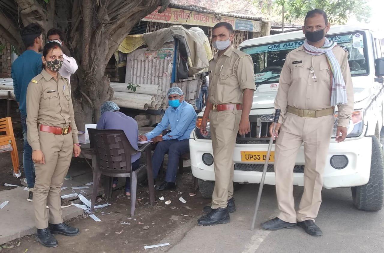 कोरोना कर्फ्यू में बेवजह सड़कों पर घूम रहे लोगों के कोविड टेस्ट में जुटी पुलिस | New India Times