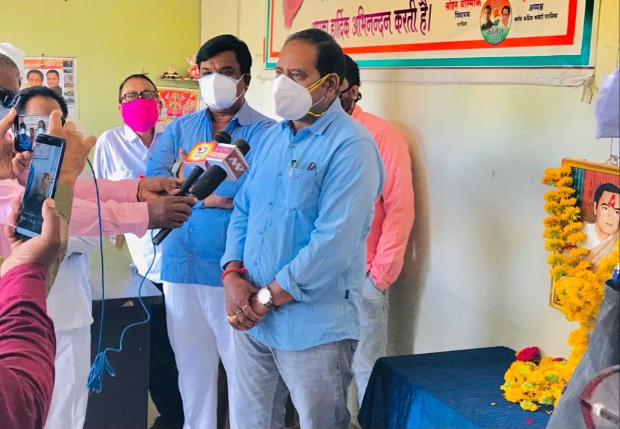 पूर्व प्रधानमंत्री श्री राजीव गांधी की पुण्यतिथि पर कांग्रेसियों ने अर्पित किये श्रद्धासुमन, जिला चिकित्सालय में वितरित किये फल 2 पूर्व प्रधानमंत्री श्री राजीव गांधी की पुण्यतिथि पर कांग्रेसियों ने अर्पित किये श्रद्धासुमन, जिला चिकित्सालय में वितरित किये फल | New India Times