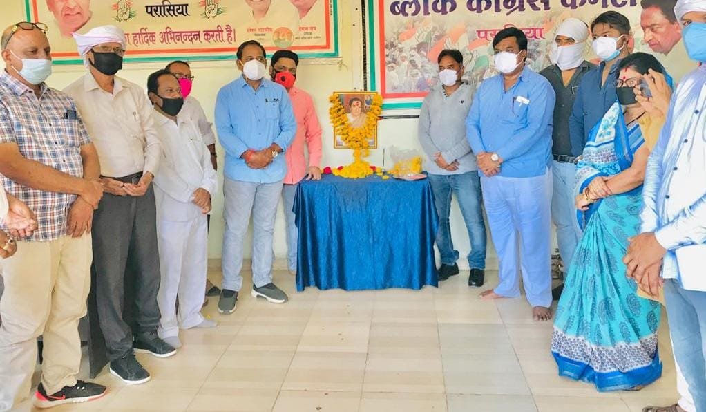 पूर्व प्रधानमंत्री श्री राजीव गांधी की पुण्यतिथि पर कांग्रेसियों ने अर्पित किये श्रद्धासुमन, जिला चिकित्सालय में वितरित किये फल | New India Times