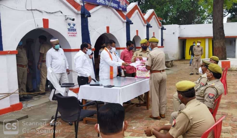 कोरोना महामारी के नियंत्रण तथा कतिपय लोगों में फैली अफवाहों को दूर कर जागरूक करने के लिए डुमरियागंज थांना परिसर में विधायक ने की बैठक | New India Times