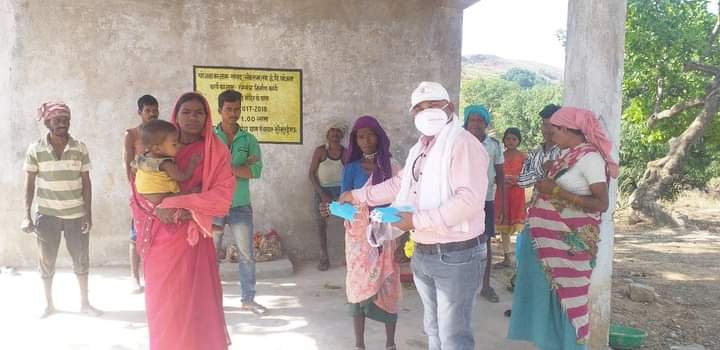 पहाड़ी पर बसे ग्राम गुरैखुरैमऊ में कोरोना वालेंटियर्स ग्रामीणों को कोरोना महामारी से बचाव के लिये कर रहे हैं प्रेरित | New India Times