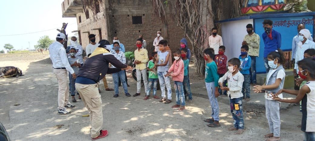 ओमप्रकाश टेलर व कोरोना वालेंटियर्स द्वारा ग्राम पंचायतों में जाकर नुक्कड़ सभा के माध्यम से लोगों को किया जा रहा है जागरूक | New India Times