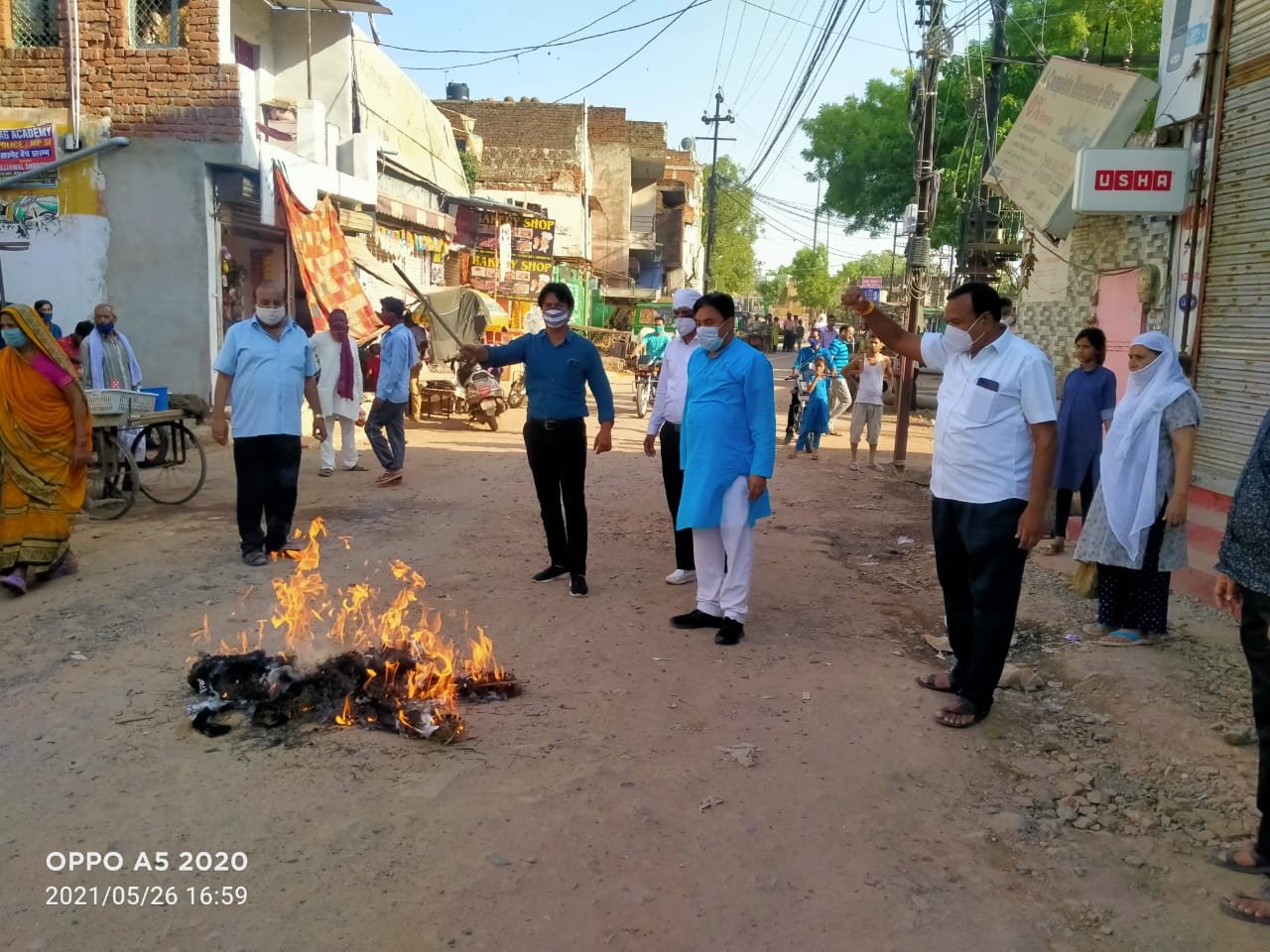 पूर्व मुख्यमंत्री कमलनाथ पर भाजपा सरकार द्वारा एफआईआर दर्ज करने के विरोध में कांग्रेसियों द्वारा मुख्यमंत्री शिवराज सिंह चौहान का किया गया पुतला दहन | New India Times