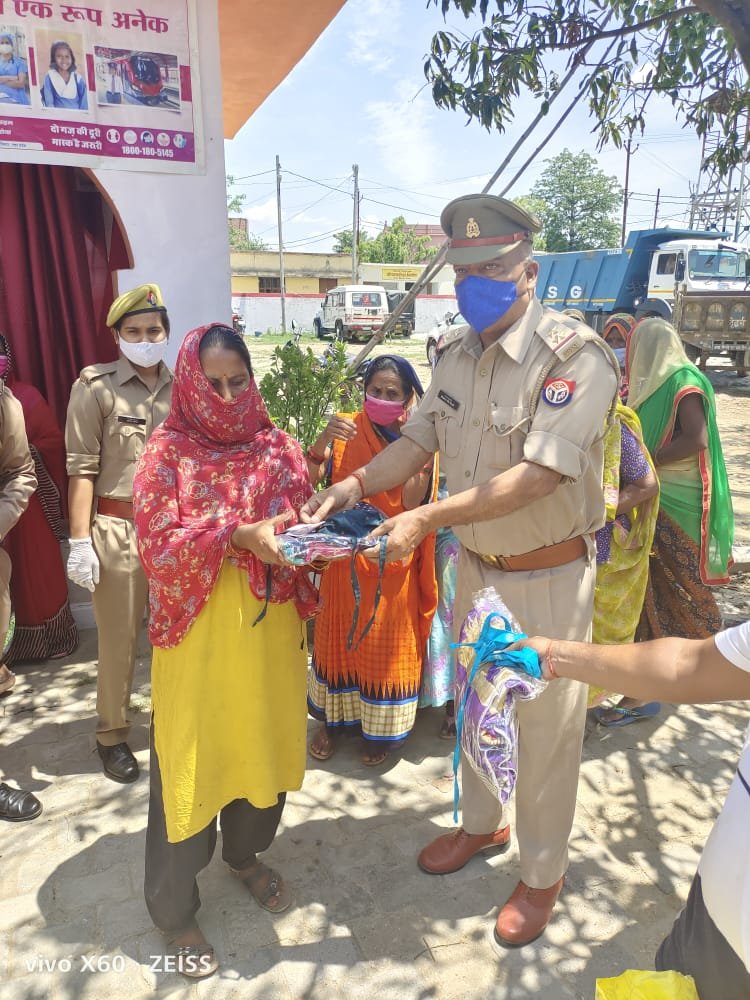कोरोना महाप्रकोप को देखते हुए पुलिस ने की आर्थिक मदद, गरीब, असहाय महिलाओं मे SO राजेंद्र बहादुर सिंह ने साड़ी व मास्क बांटी | New India Times