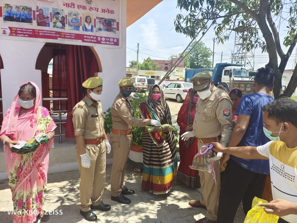 कोरोना महाप्रकोप को देखते हुए पुलिस ने की आर्थिक मदद, गरीब, असहाय महिलाओं मे SO राजेंद्र बहादुर सिंह ने साड़ी व मास्क बांटी | New India Times