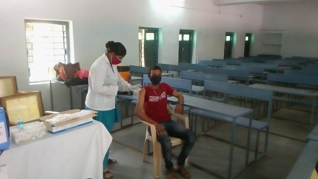 वैक्सीनेशन पूर्ण रूप से सुरक्षित कोविड-19 से बचाव के लिए वैक्सीन अवश्य लगवाएं, वैक्सीनेशन सेंटर पर पहुँच युवा करवा रहे वैक्सीनेशन | New India Times