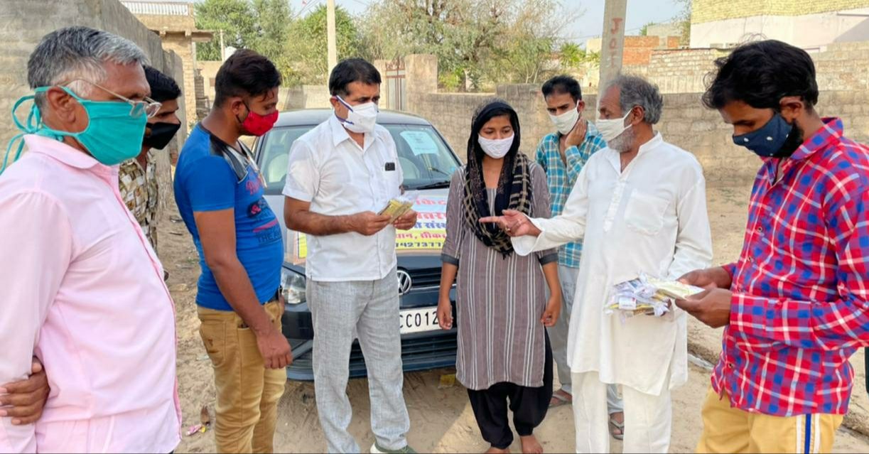 फतेहपुर शेखावाटी में सुधीर महरिया स्मृति संस्थान द्वारा किये गए कोरोना मेडिसिन किट वितरित | New India Times