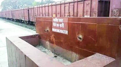 ग्वालियर रेलवे स्टेशन पर मुसाफिर पी रहे हैं उबलता पानी 3 ग्वालियर रेलवे स्टेशन पर मुसाफिर पी रहे हैं उबलता पानी | New India Times