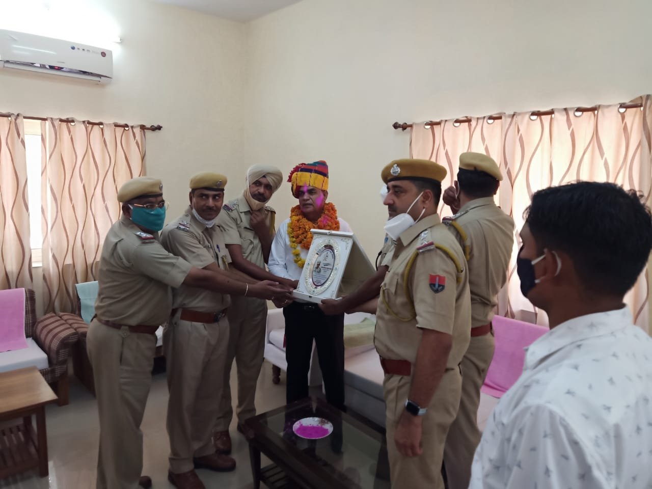 अतिरिक्त पुलिस अधीक्षक अय्यूब खान की 38 साल 2 महीने की सेवा को आऊट स्टेडिंग मानते हुये एडीजी ने एप्रिसिएशन सर्टिफिकेट उनकी सेवानिवृत्ति के साथ किया जारी | New India Times