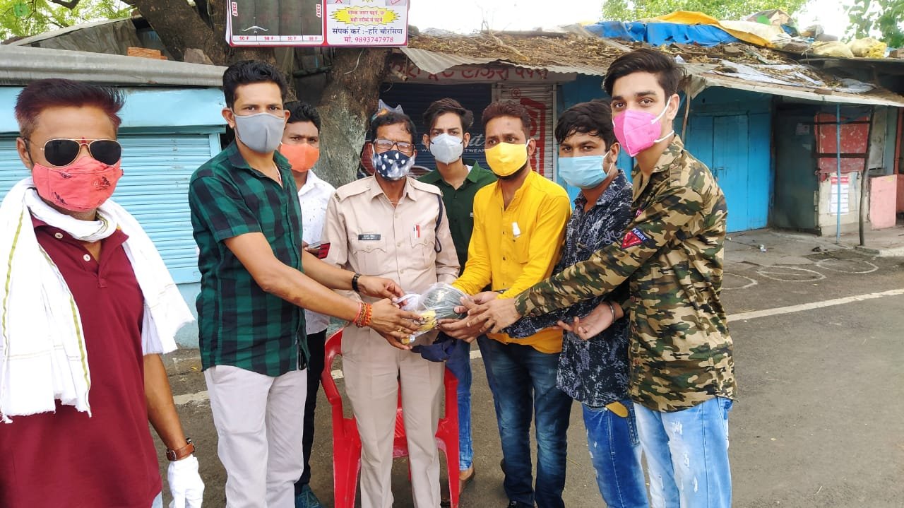 विधायक एवं पूर्व मंत्री हर्ष यादव के जन्मदिन पर कृष्ण कुमार यादव एवं युवा कांग्रेस के नेतृत्व में नगर के विभिन्न स्थानों पर किया गया फल वितरण | New India Times