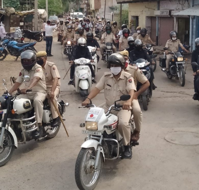 कोरोना महामारी के चलते गाइडलाइन का संदेश देते हुए पुलिस प्रशासन ने दूसरी बार जिले में किया फ्लैग मार्च | New India Times