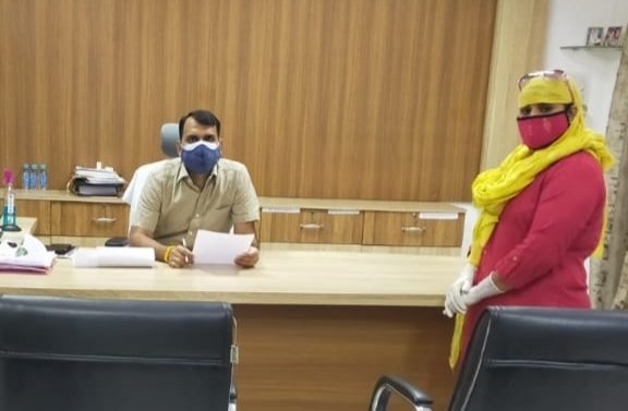 सामाजिक कार्यकर्ता सुमित्रा मेडा व दिनेश वसुनिया ने महिला समूह की लोन किस्तों को लेकर कलेक्टर को सौंपा ज्ञापन | New India Times