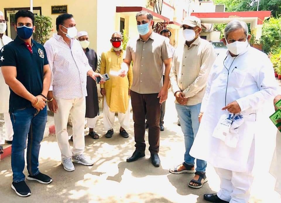 ऑक्सीजन प्लांट के लिए भामाशाहों ने जिला कलेक्टर को दिया 23 लाख 45 हजार रुपए का सहयोग, नगर परिषद सभापति ने ऑक्सीजन रेगुलेटर व फ्रंट लाइन वर्कर के लिए दिए सुरक्षा उपकरण | New India Times