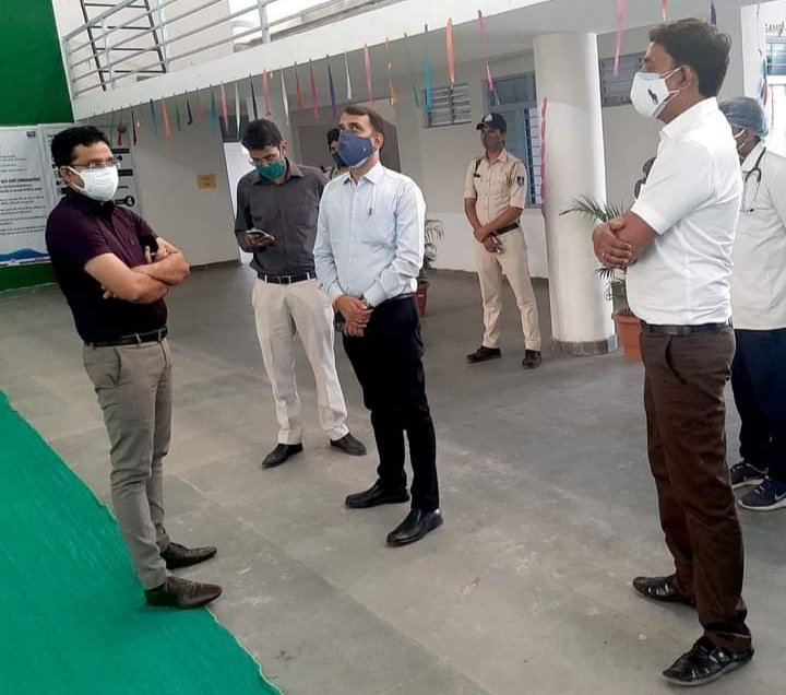 जिले के प्रभारी सचिव से कोविड सेंटर में भर्ती मरीज ने कहा यहां पर घर से ज्यादा अच्छी सुविधाएं मिल रही हैं | New India Times