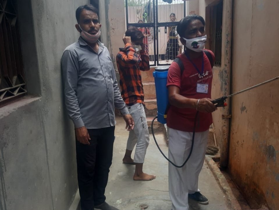 कोरोना महामारी के बढ़ते संक्रमण को फैलने से रोकने के लिए वार्ड में करवाया गया सेनीटाइजर का छिड़काव | New India Times