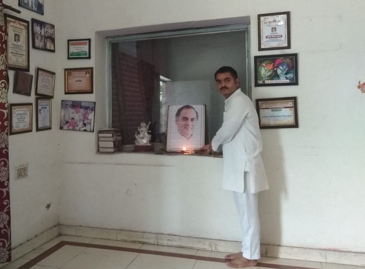 राजीव गांधी पंचायती राज संगठन, उत्तर प्रदेश के तत्वाधान में भारत रत्न एवं पूर्व प्रधानमंत्री राजीव गांधी जन्म जयंती के अवसर पर कोविड-19 के मानकों का ध्यान रखते हुए उनको अर्पित की गई श्रद्धांजलि | New India Times