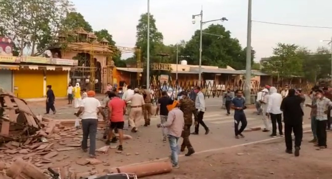 रेत से भरे ओवरलोड ट्रैक्टर-ट्रॉली ने पीतांबरा पीठ के मुख्य द्वार में मारी जोरदार टक्कर, भरभरा कर गिरा पीतांबरा पीठ का बारादरी मुख्य द्वार | New India Times