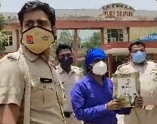 बसपा सुप्रीमो मायावती पर अश्लील टिप्पणी करने पर फिल्म स्टार रणदीप हुड्डा के खिलाफ एफआईआर दर्ज करने की मांग को लेकर गुरुग्राम के सेक्टर 37 थाने के बाहर भीमसेना ने किया प्रदर्शन, भीमसेना चीफ़ बैठे अनशन पर | New India Times