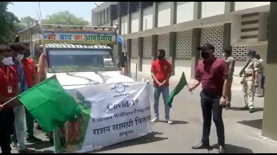 एजुकेट गर्ल्स कोविड राहत अभीयान के वहान को कलेक्टर सोमेश मिश्रा ने हरी झंडी दिखाकर रवाना किया, सामाजिक कार्यकर्ता सुमित्रा मेडा व टीम ने राशन के पेकेट वितरण किये | New India Times