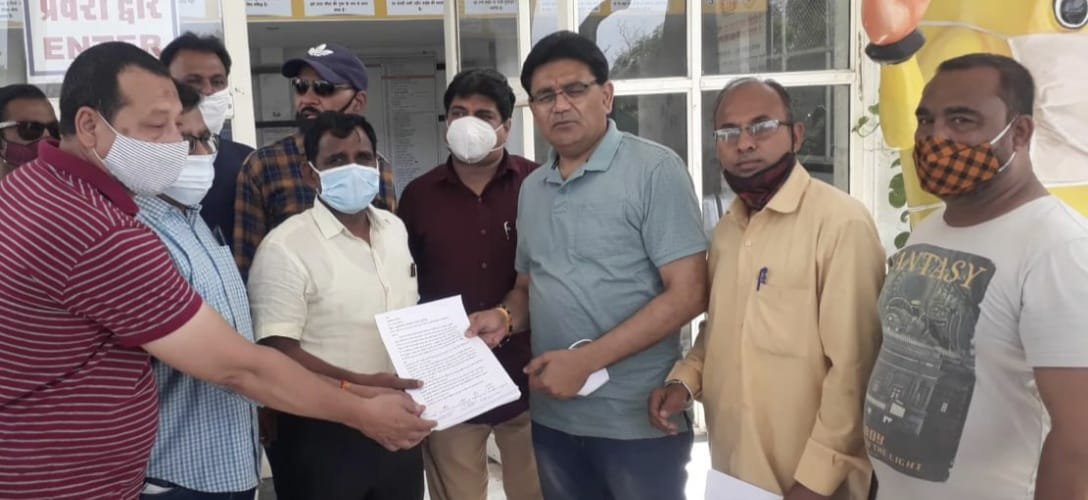 जिला कांग्रेस कमेटी बुरहानपुर के अध्यक्ष अजय सिंह रघुवंशी ने मध्य प्रदेश के मुख्यमंत्री को बताया घोषणा वीर, आपदा में भी नहीं बांटा अनाज | New India Times