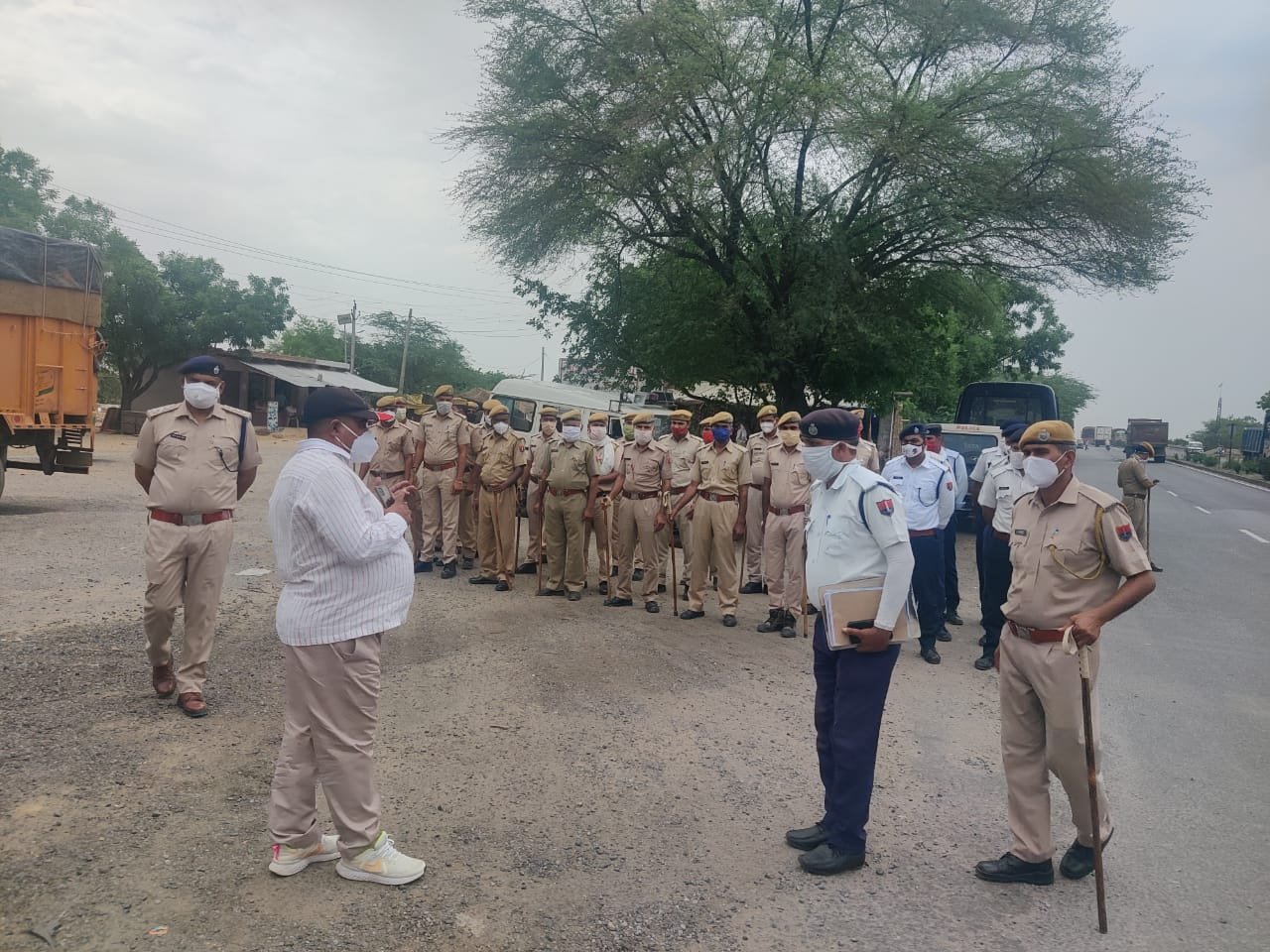 पुलिस अधीक्षक केसर सिंह शेखावत ने मनियां, दिहौली व राजाखेड़ा इलाके में कोरोना गाइडलाइन्स की पालना में तैनात पुलिस व्यवस्थाओं का लिया जायजा | New India Times