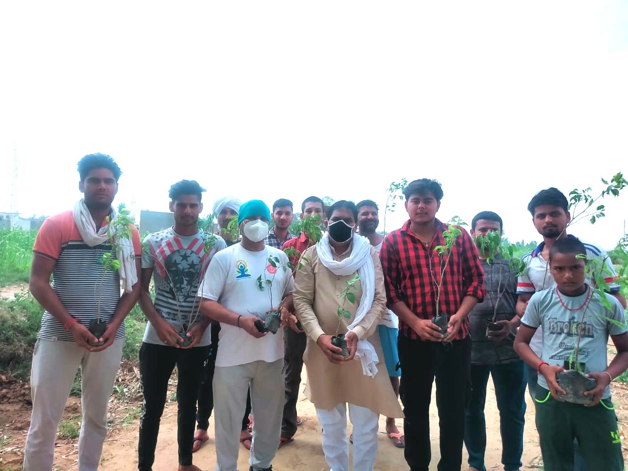 बदरखा स्टेड़ियम में खिलाड़ियों को भेंट किये पौधे, पर्यावरण एवं जल संरक्षण के चैयरमैन सुरेन्द्र तुगाना वर्षों से कर रहे हैं पर्यावरण संरक्षण के क्षेत्र में कार्य, खिलाड़ियों को सोशल डिस्टेंसिंग का पालन करते हुए खेलने की दी सलाह | New India Times