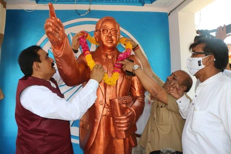 गृहमंत्री डाॅ. नरोत्तम मिश्र ने हनुमानगढ़ी में 14 लाख 40 हजार की लागत के अम्बेड़कर पार्क के सौन्दर्यीकरण कार्य का किया भूमिपूजन, गृहमंत्री ने भगवान गौतम बुद्ध एवं डाॅ. बाबा साहेब अंबेडकर की प्रतिमा पर किया माल्यार्पण | New India Times