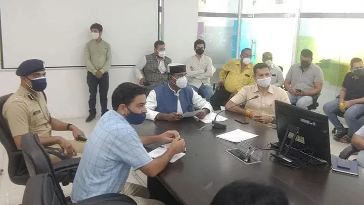 भोपाल में व्यापारी संगठनों की दुकान खुलवाने की मांग को लेकर चिकित्सा शिक्षा मंत्री श्री विश्वास सारंग की अध्यक्षता में हुई बैठक | New India Times