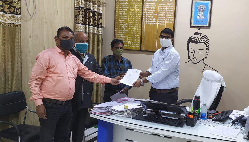 श्रमिक संगठन सीटू ने देश के प्रधानमंत्री के नाम एसडीएम परासिया को सौंपा 15 सूत्रीय ज्ञापन | New India Times