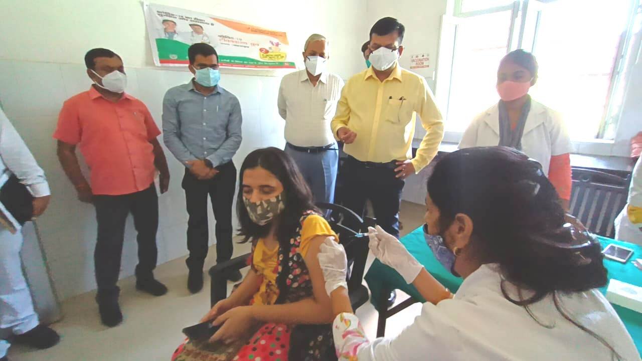 जिलाधिकारी डाॅ. दिनेश चन्द्र ने ट्रामा सेंटर का किया निरीक्षण,  वैक्सीनेशन कार्य का लिया जायजा, दिए आवश्यक दिशा-निर्देश | New India Times