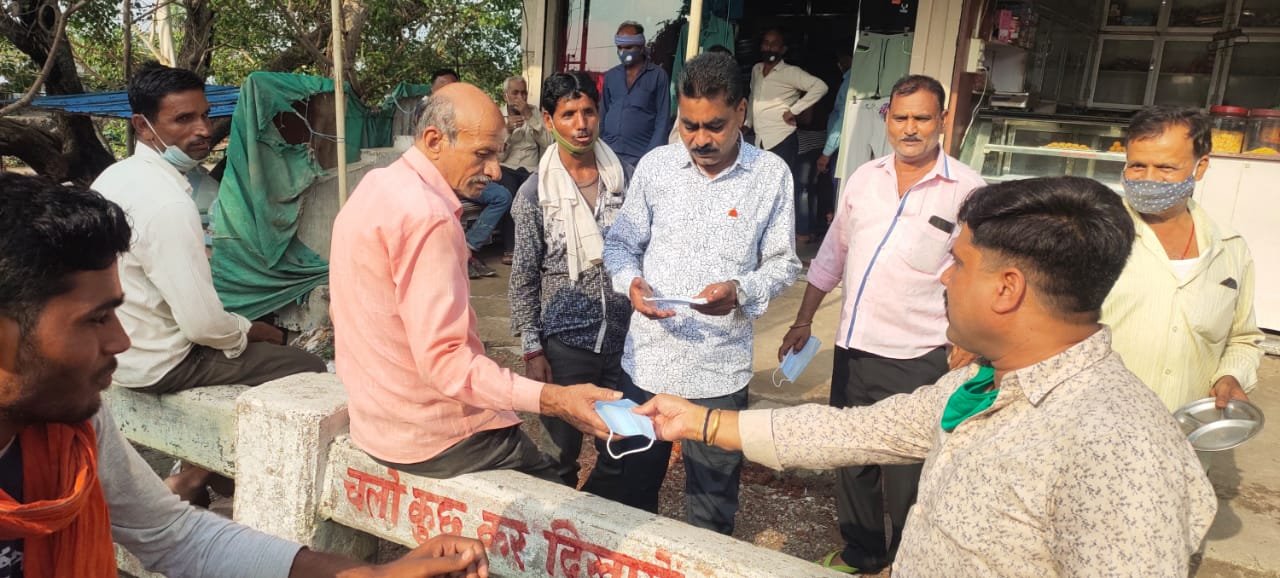 केंद्रीय मंत्री नरेंद्र सिंह तोमर के जन्मदिन के उपलक्ष में देवरी के भाजपा युवा नेता रवैन्द वैस ने नगर के भीडभाड़ इलाकों में जाकर वितरित किये माक्स | New India Times