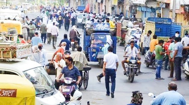 शहरवासियों को अभी भी नहीं मिला सबक, बाजारों में उमड़ी ग्राहकों की भीड़, 4 से 6 बजे तक सड़कों पर लगा रहा जाम | New India Times