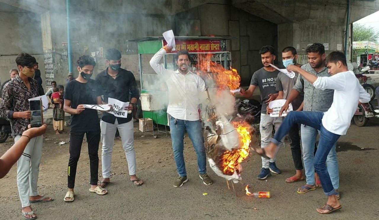 मंदिर निर्माण में हो रही अनियमितताओं को लेकर एनएसयूआई हुज़ूर विधानसभा अध्यक्ष सोहन मेवाड़ा के नेतृत्व में भाजपा सरकार का किया गया पुतला दहन | New India Times