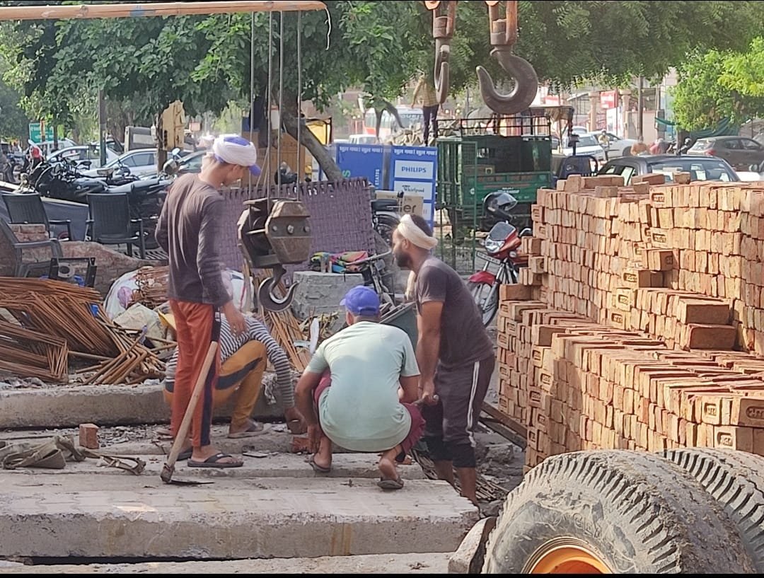 जिलाधिकारी से शिकायत के बाद नालों को ढकने का काम हुआ शुरू | New India Times