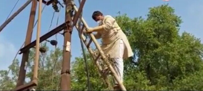 ऊर्जा मंत्री प्रद्युम्न सिंह तोमर का दिखा अलग अंदाज, स्वयं ही बिजली के ट्रांसफार्मर पर चढ़े | New India Times