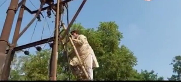 ऊर्जा मंत्री प्रद्युम्न सिंह तोमर का दिखा अलग अंदाज, स्वयं ही बिजली के ट्रांसफार्मर पर चढ़े | New India Times