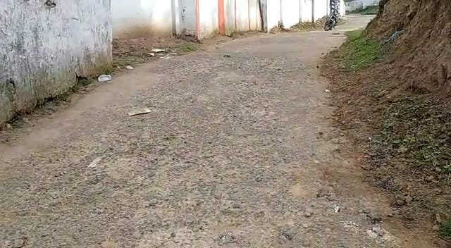 जिम्मेदारों की लापरवाही के कारण वर्षों से लोग बड़े-बड़े गड्ढे एवं जर्जर रोड से आवागमन करने को हैं मजबूर | New India Times