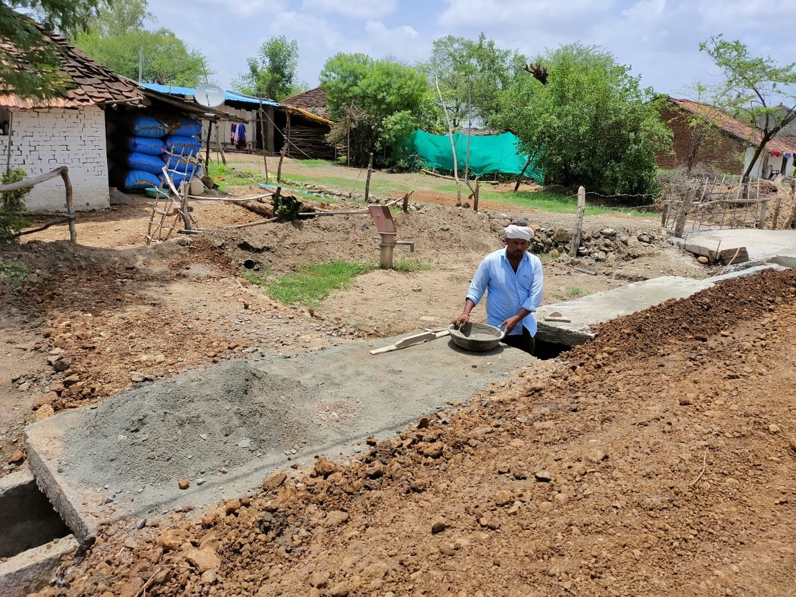 देवरी-रसेना सड़क की नाली निर्माण में गुणवत्ताहीन कार्य पर जांच के बाद भी ठेकेदार ने नहीं किया कोई सुधार, प्रशासनिक अधिकारी के बार-बार कहने के बाद भी ठेकेदार कर रहा है मनमानी | New India Times