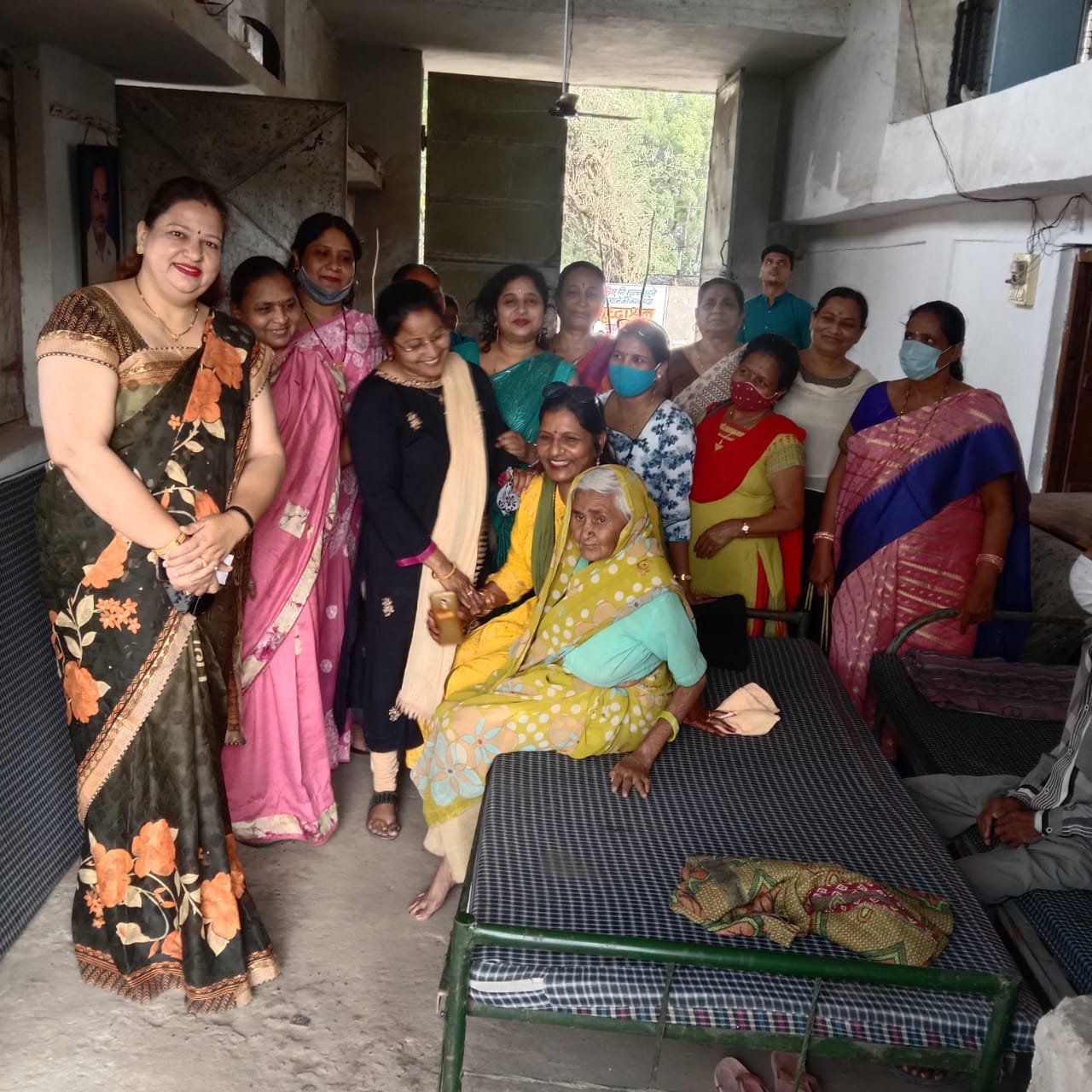 महिला सुरक्षा वेल्फेयर फाउंडेशन की ओर से रोटी बैंक के अधीन संचालित वृद्धा आश्रम को कुर्सियां, टेबल, प्यूरीफायर मशीन की गई भेंट | New India Times