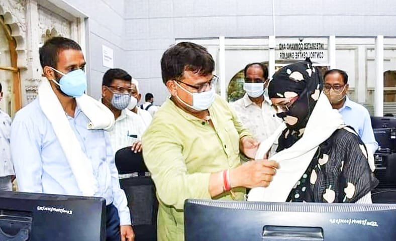 कोरोना टीकाकरण महाअभियान में जिले में हुआ है लक्ष्य से ज्यादा टीकाकरण, कोविड प्रभारी एवं ऊर्जा मंत्री श्री तोमर ने किया कलेक्टर, एसपी, एसडीएम व डाटा एंट्री ऑपरेटर को सम्मानित | New India Times