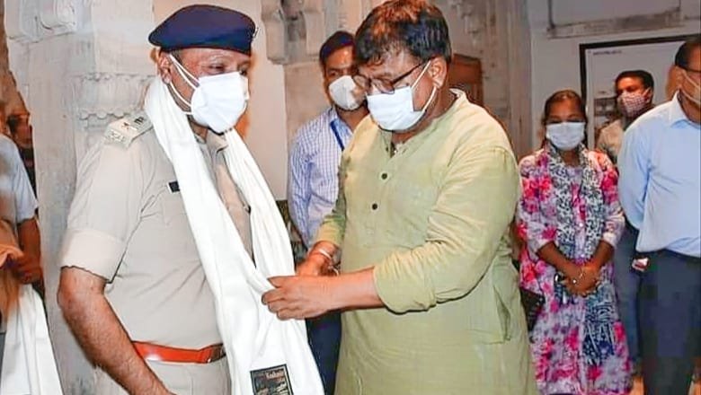 कोरोना टीकाकरण महाअभियान में जिले में हुआ है लक्ष्य से ज्यादा टीकाकरण, कोविड प्रभारी एवं ऊर्जा मंत्री श्री तोमर ने किया कलेक्टर, एसपी, एसडीएम व डाटा एंट्री ऑपरेटर को सम्मानित | New India Times