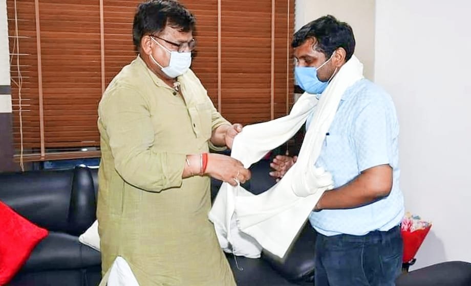 कोरोना टीकाकरण महाअभियान में जिले में हुआ है लक्ष्य से ज्यादा टीकाकरण, कोविड प्रभारी एवं ऊर्जा मंत्री श्री तोमर ने किया कलेक्टर, एसपी, एसडीएम व डाटा एंट्री ऑपरेटर को सम्मानित | New India Times