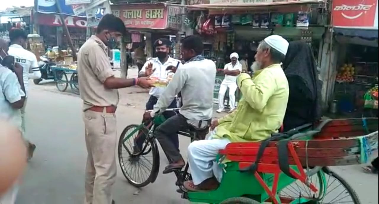 जेठ माह के अंतिम मंगलवार को यातयात प्रभारी ने शहर में किया प्रसाद वितरण | New India Times