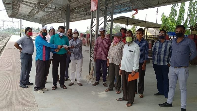 आम आदमी पार्टी जिला उपाध्यक्ष एवं ग्रामीण अध्यक्ष के नेतृत्व में रेलवे विभाग को सौंपा गया ज्ञापन | New India Times