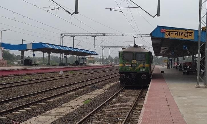 आम आदमी पार्टी जिला उपाध्यक्ष एवं ग्रामीण अध्यक्ष के नेतृत्व में रेलवे विभाग को सौंपा गया ज्ञापन | New India Times