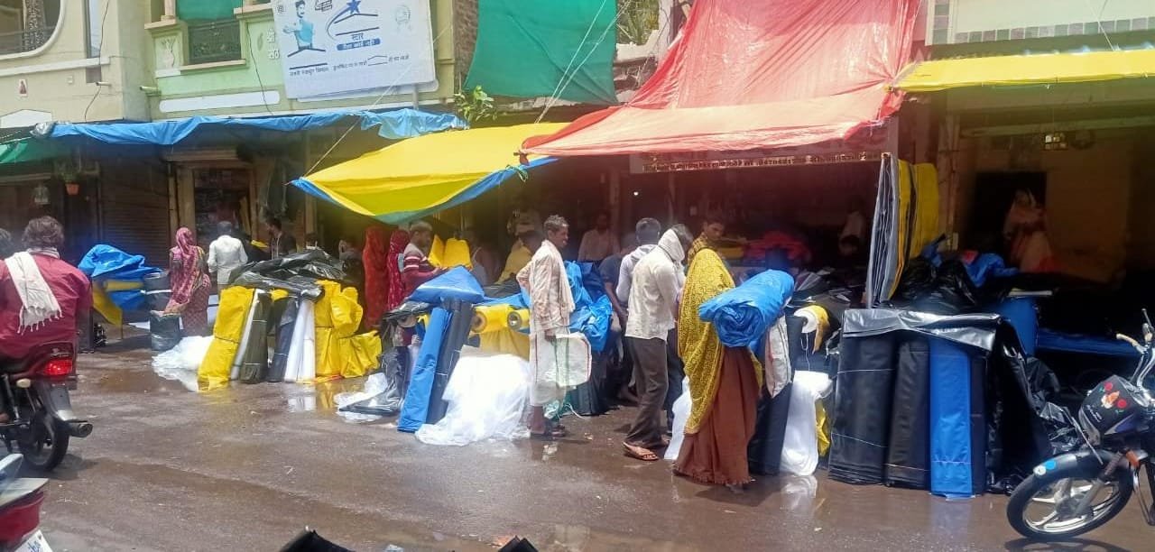 प्रधानमंत्री आवास योजना की किस्त के इंतजार में बैठे लोगों को बारीश में सर ढकने के लिए लेना पड़ रहा है प्लास्टिक की बरसाती का सहारा | New India Times