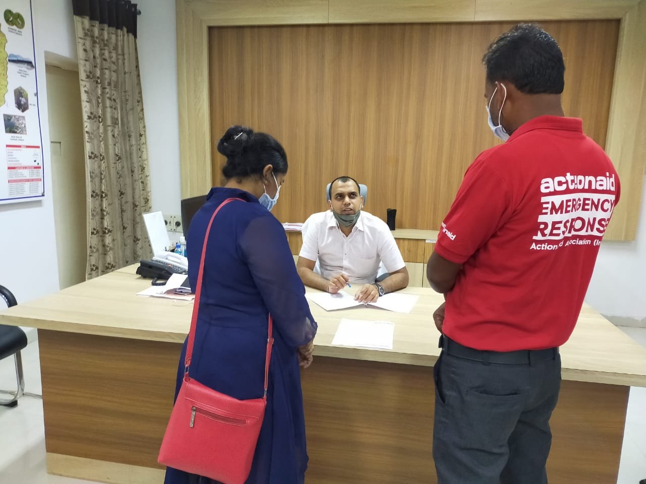 एक्शनएड एसोसिएशन भोपाल के द्वारा मेघनगर में कोविड-19 महामारी के अंतर्गत स्वस्थ कर्मियों को मेडिकल सामग्री देने, लोगों द्वारा सेफ्टी किट गाइडलाइन का पालन करवाने एवं वैक्सीनेशन के लिए चलाया जा रहा है जागरूकता अभियान | New India Times