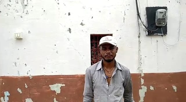 विकलांग व्यक्ति को मिल रहा है केवल आश्वासन, चालू नहीं कराई गई पेंशन, मजदूरी करने को मजबूर है विकलांग | New India Times