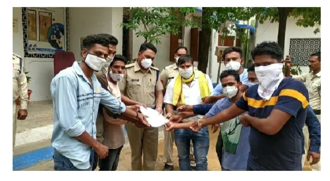 कैबिनेट मंत्री ऊषा ठाकुर के विरुद्ध एफआईआर एवं बढ़ती मंहगाई तथा बेरोजगारी के विरुद्ध आम्बुआ थाने पर महा महीम राज्यपाल के नाम दिया गया ज्ञापन | New India Times